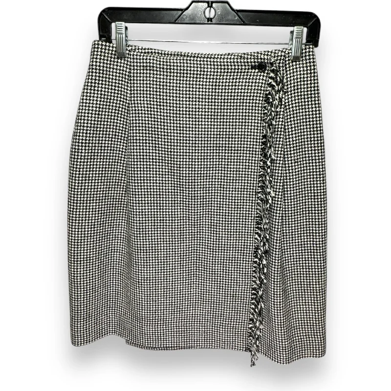 Skirt Midi By Uniqlo In Black & White, Size: 6